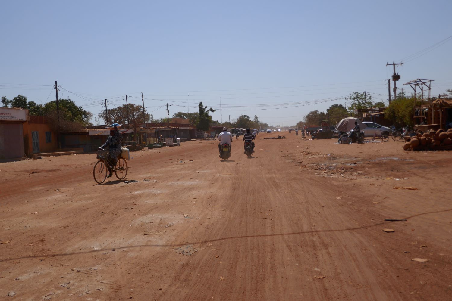 L’avenue où se trouve la maison longe le musée national et mène au goudron du parc. C’est par là qu’ils sortent chaque jour avant de se noyer dans le trafic de Ouagadougou © Globe Reporters