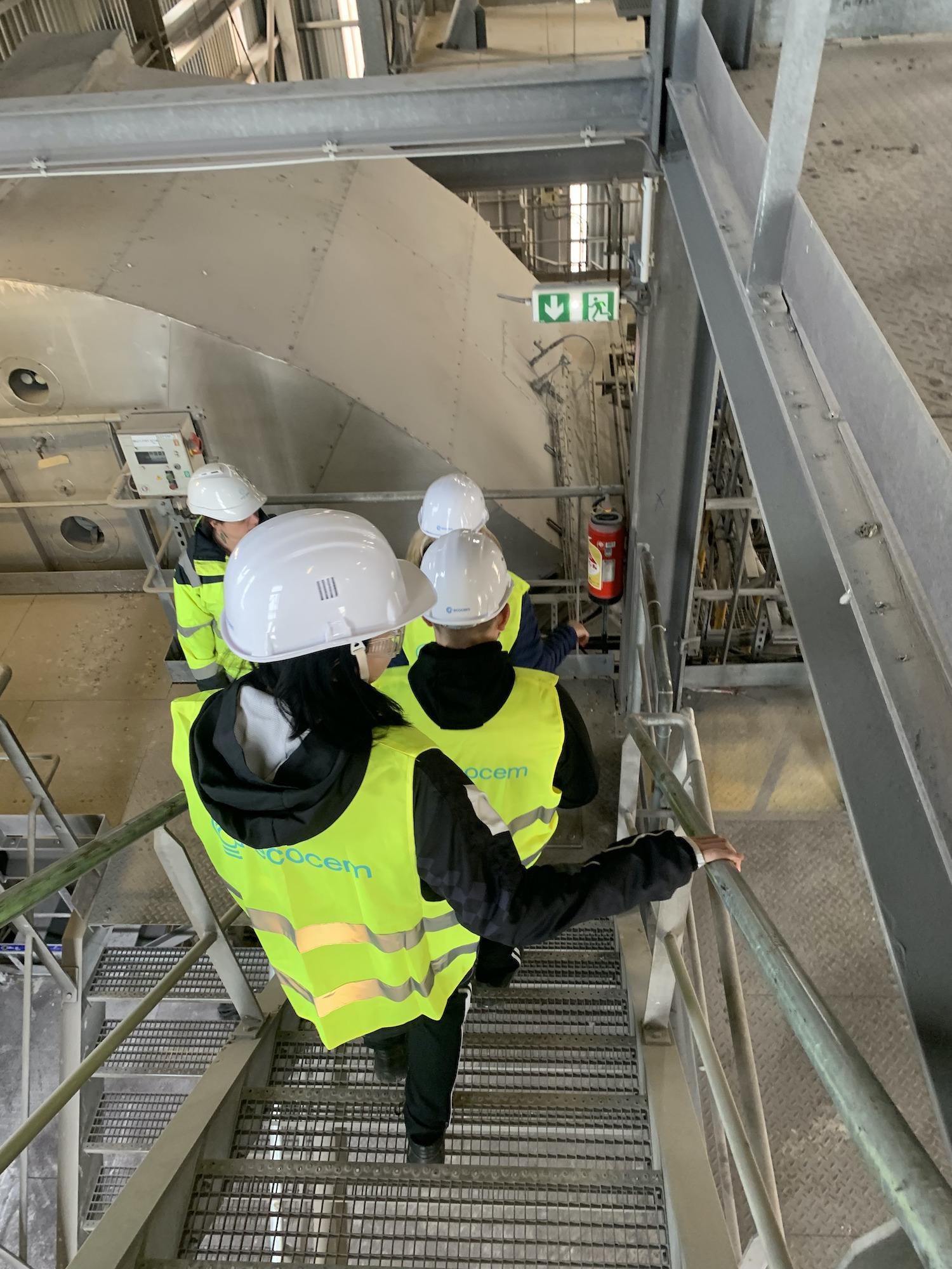 Pour ce faire, il faut enfiler un casque, un gilet jaune, des lunettes de protection et des chaussures de sécurité. © Globe Reporters