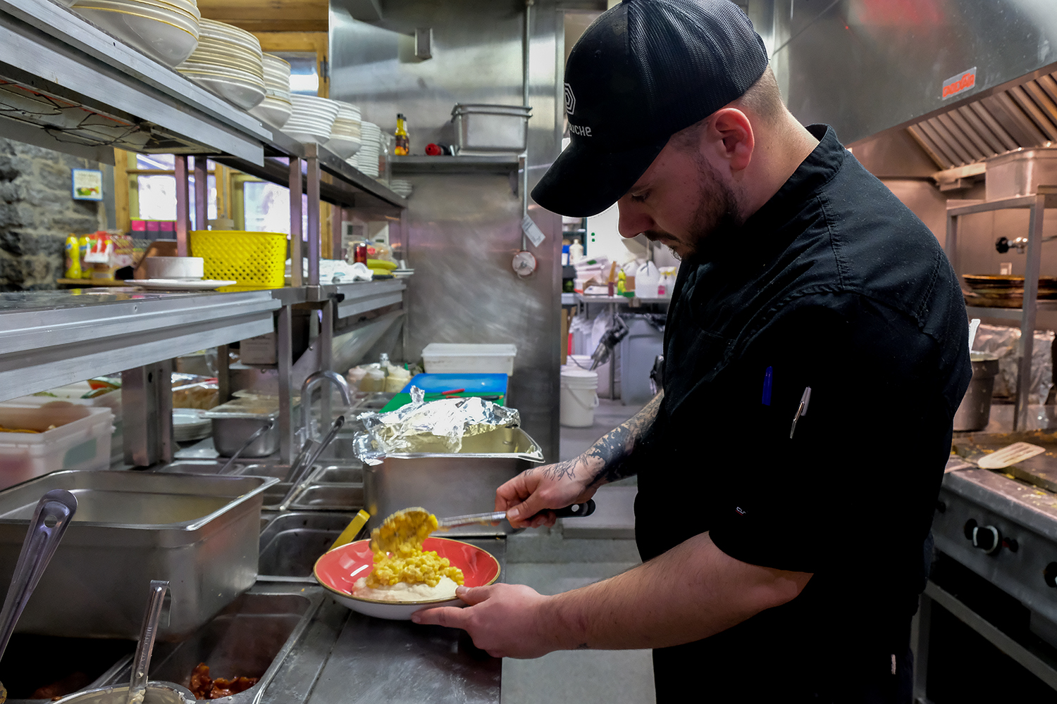 Guillaume CARTIGNY en train de préparer un pâté chinois, l’équivalent québécois du hachis parmentier français © Globe Reporters