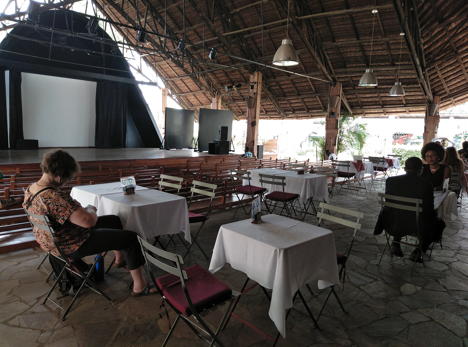 Assise à la terrasse, je commence à travailler pour les globe-reporters dans cette ambiance sympathique.