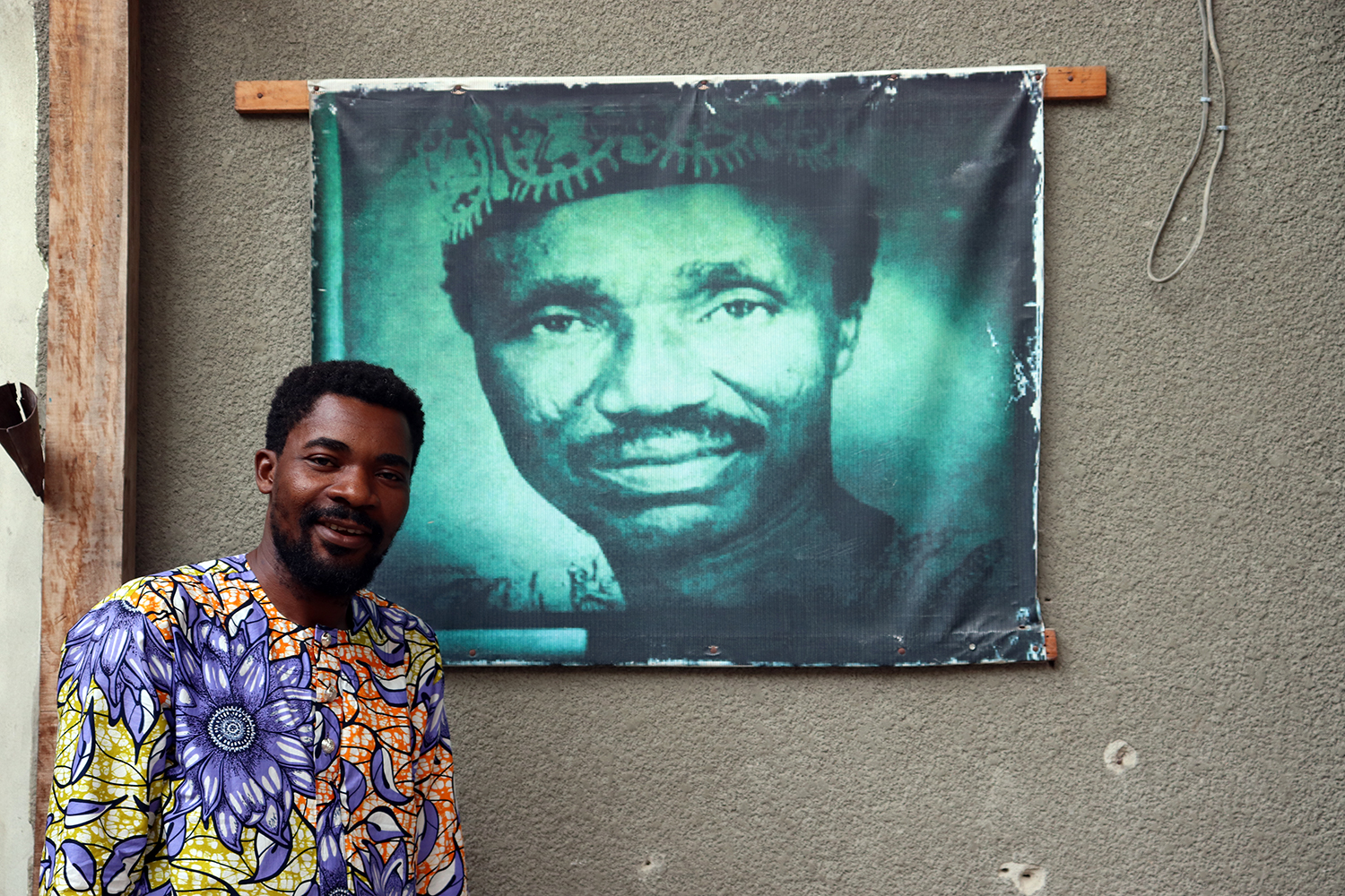 Jah BABA sous le portrait de Yédénou AJAHOUI.