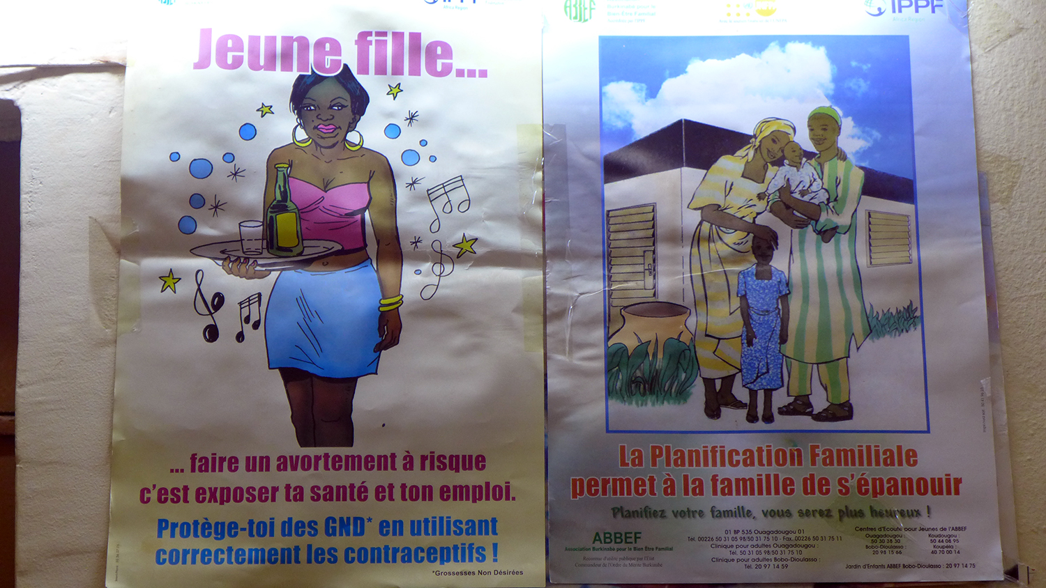 Des affiches de sensibilisation sur les murs du centre pour jeunes de l’ABBEF.