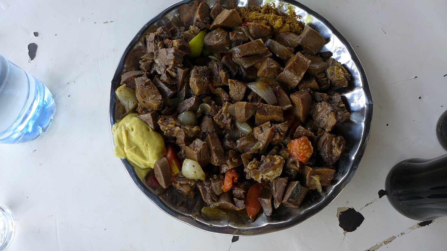 La langue de bœuf, spécialité du restaurant, est servie avec une sauce à l’oseille et des légumes locaux. On peut ajouter du piment en poudre ou de la moutarde. Cela se mange très relevé ! 