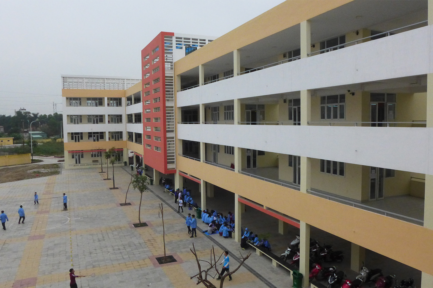 Il y a 1600 élèves dans le lycée.