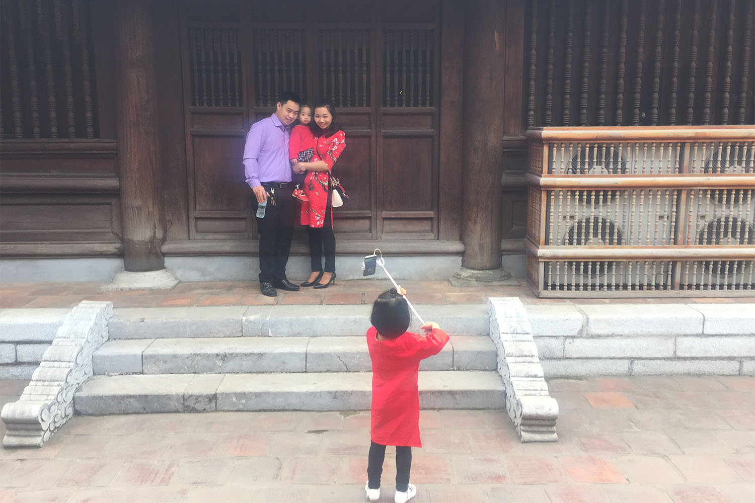 Une famille au temple de la littérature, à Hanoi, pendant la fête du Têt.