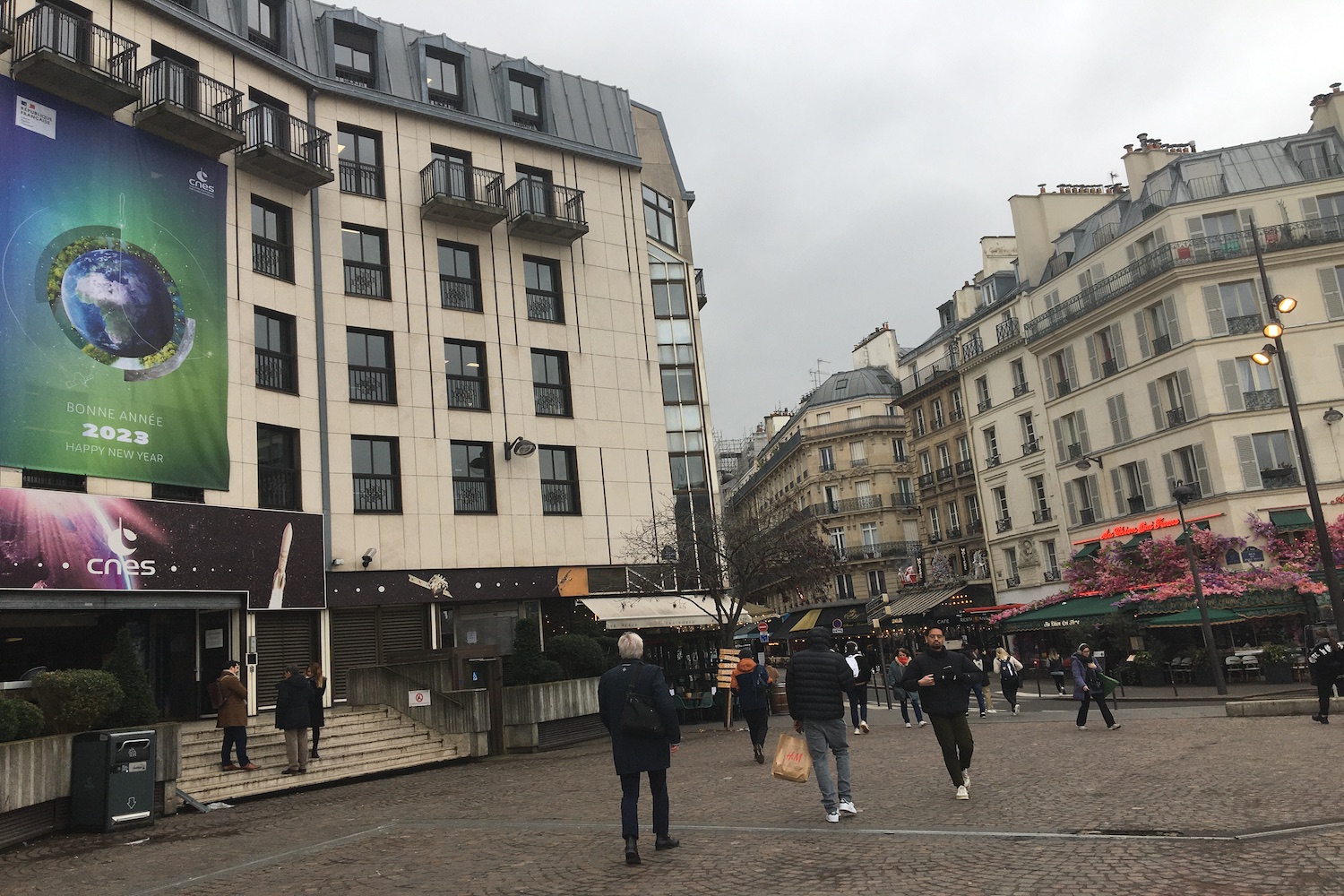 Le siège parisien du CNES place Maurice Quentin © Globe Reporters