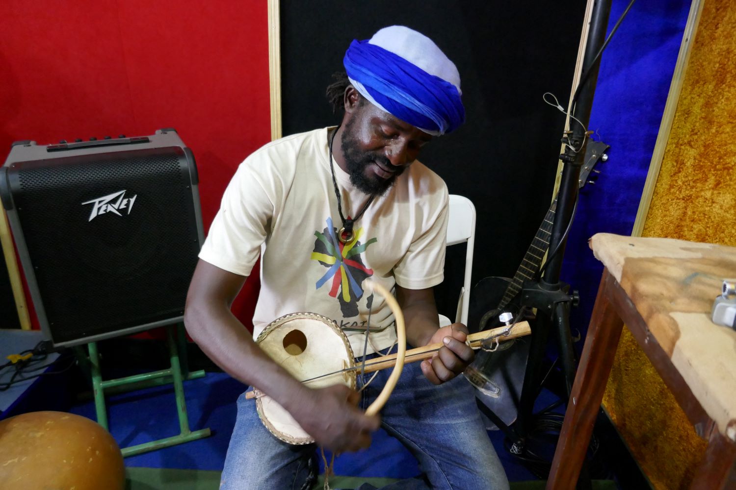 Le ruudga est l’instrument que Zabda jour sur cette photo. L’instrument est aussi fait avec une calebasse et une corde pour jouer © Globe Reporters