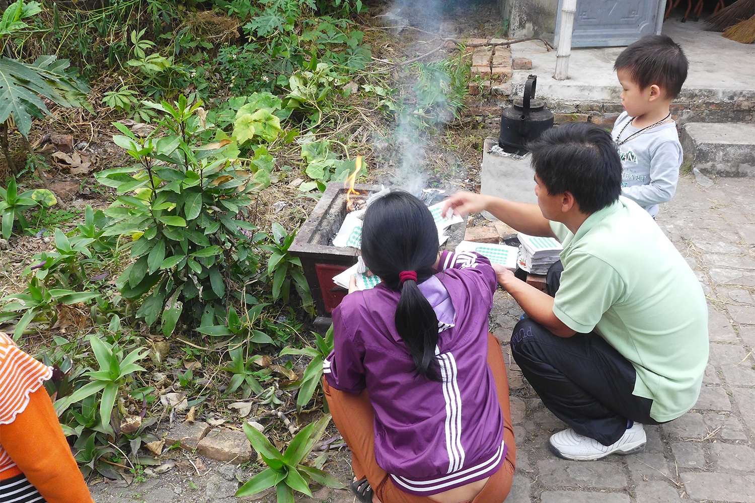 L’une des tantes de Hao brûle de l’argent avec son frère, pour l’envoyer aux ancêtres. Ce type de rite se multiplie à l’approche du nouvel an chinois, le Têt.