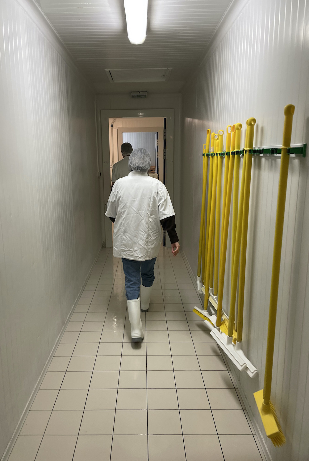 Pour visiter les ateliers de production, il faut enfiler une charlotte, une veste et des bottes, respect sanitaire oblige © Globe Reporters