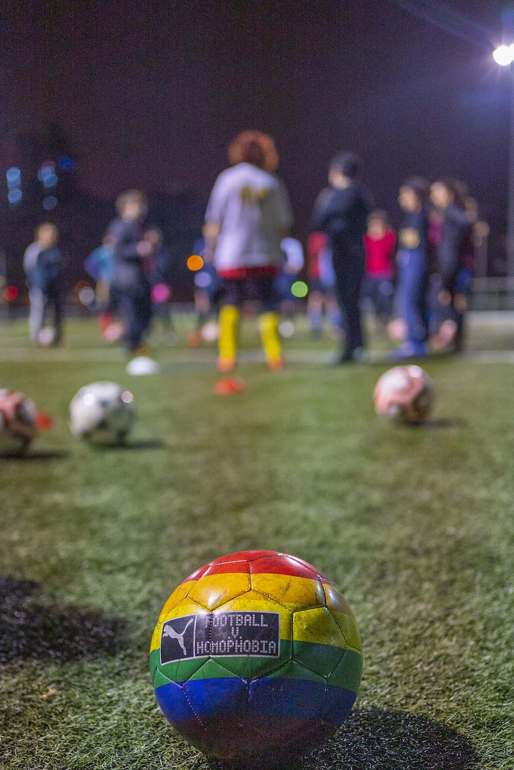 Le ballon de l’entraînement aux couleurs du drapeau arc-en-ciel © Globe Reporters