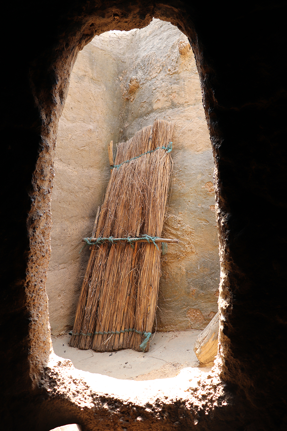 Depuis la cuisine, on accède par cette petite porte en hauteur à un deuxième niveau de la maison. 