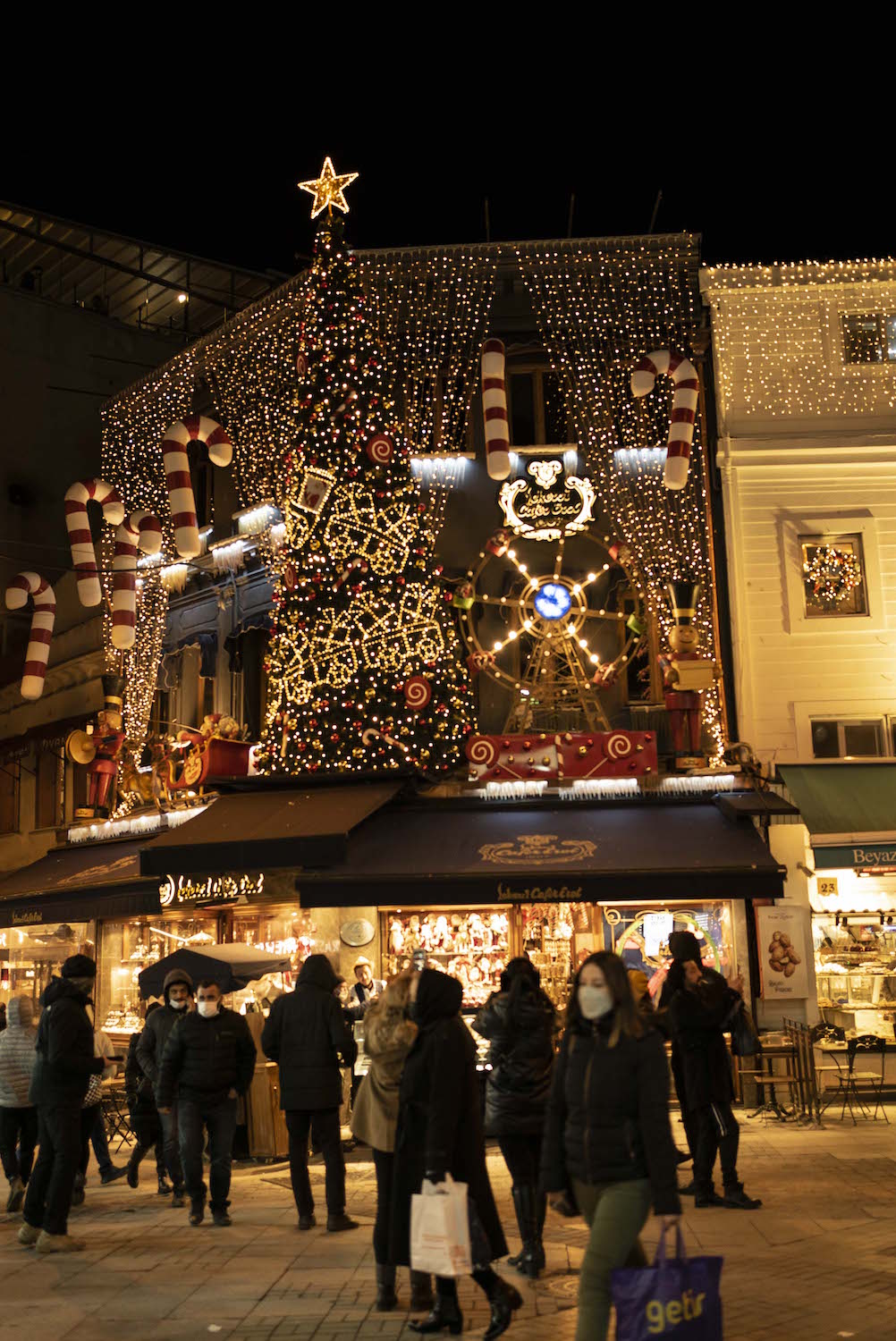 La confiserie Sekerci cafer erol est très populaire. Elle est aussi réputée pour faire des décorations de ses vitrines impressionnantes. © Globe Reporters