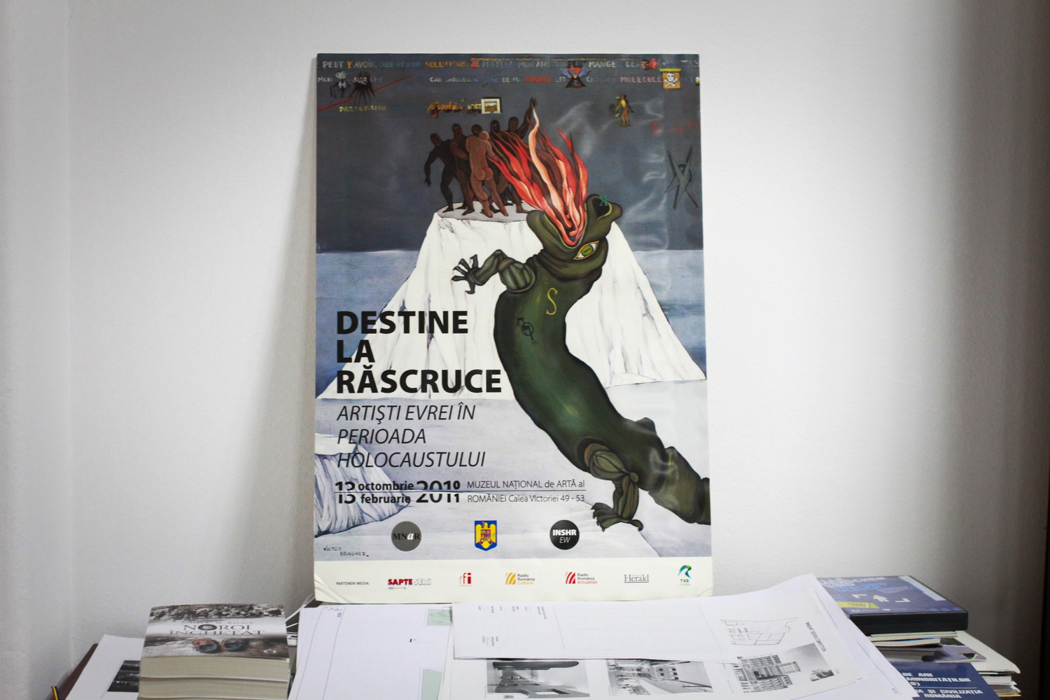 Une affiche qui annonce une exposition d’artiste juifs pendant l’Holocauste. © Globe Reporters