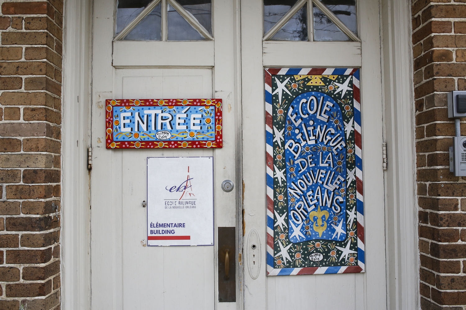 L’entrée d’un des bâtiments de l’école © Globe Reporters