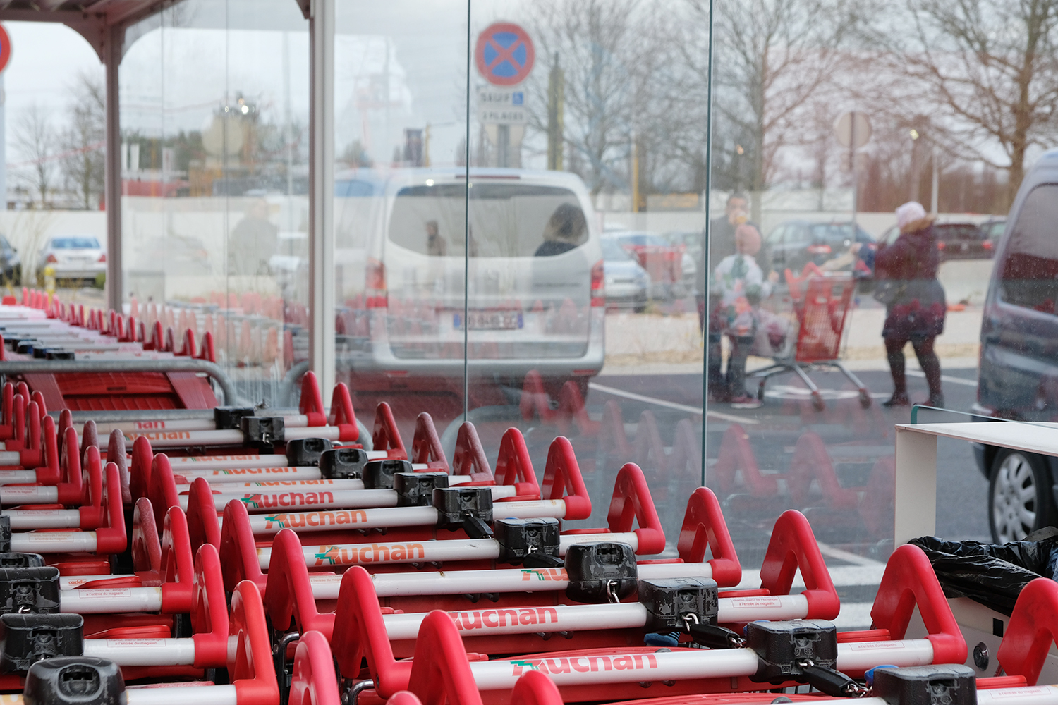 Les exigences des consommateurs évoluent et venir faire ses courses dans un hypermarché est de moins en moins privilégié par les jeunes. 