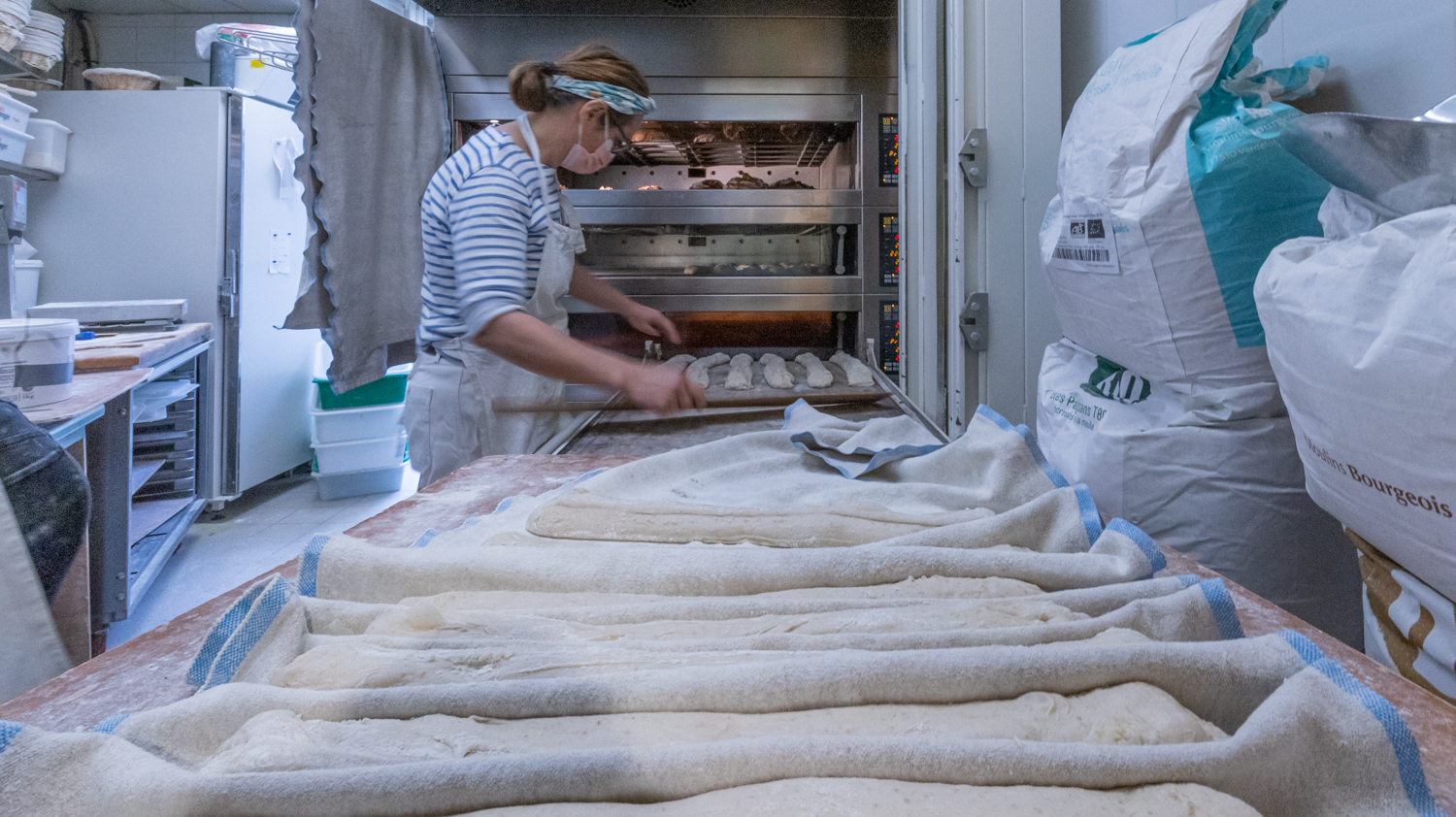 Christel prépare ses baguettes 24h en avance © Globe Reporters