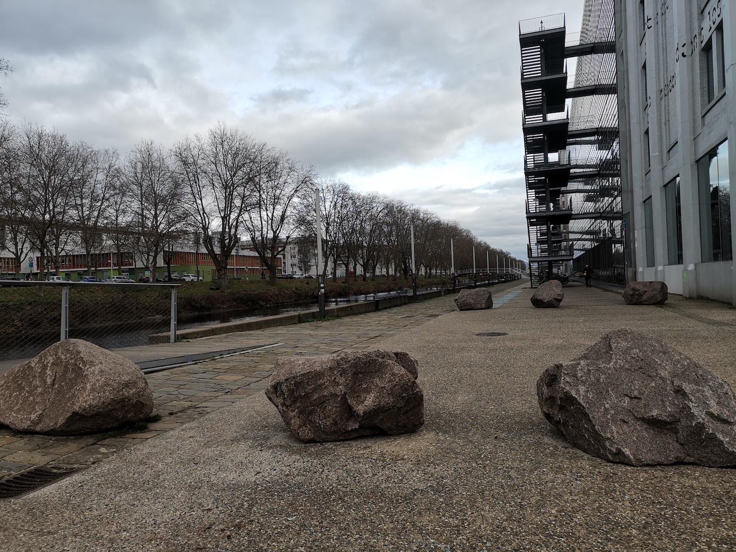 Les voitures sont interdites sur cette presqu’île. Des blocs de béton interdisent leur circulation © Globe Reporters