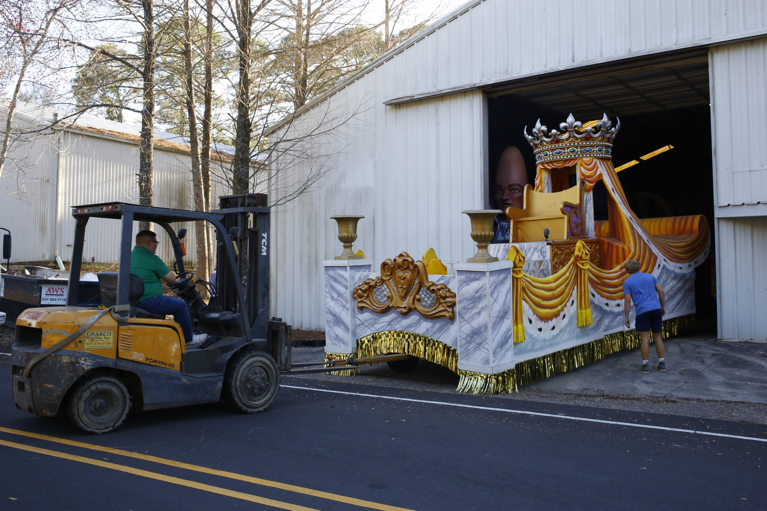 Le char du roi Gabriel est sorti du hangar pour le charger de throws © Globe Reporters