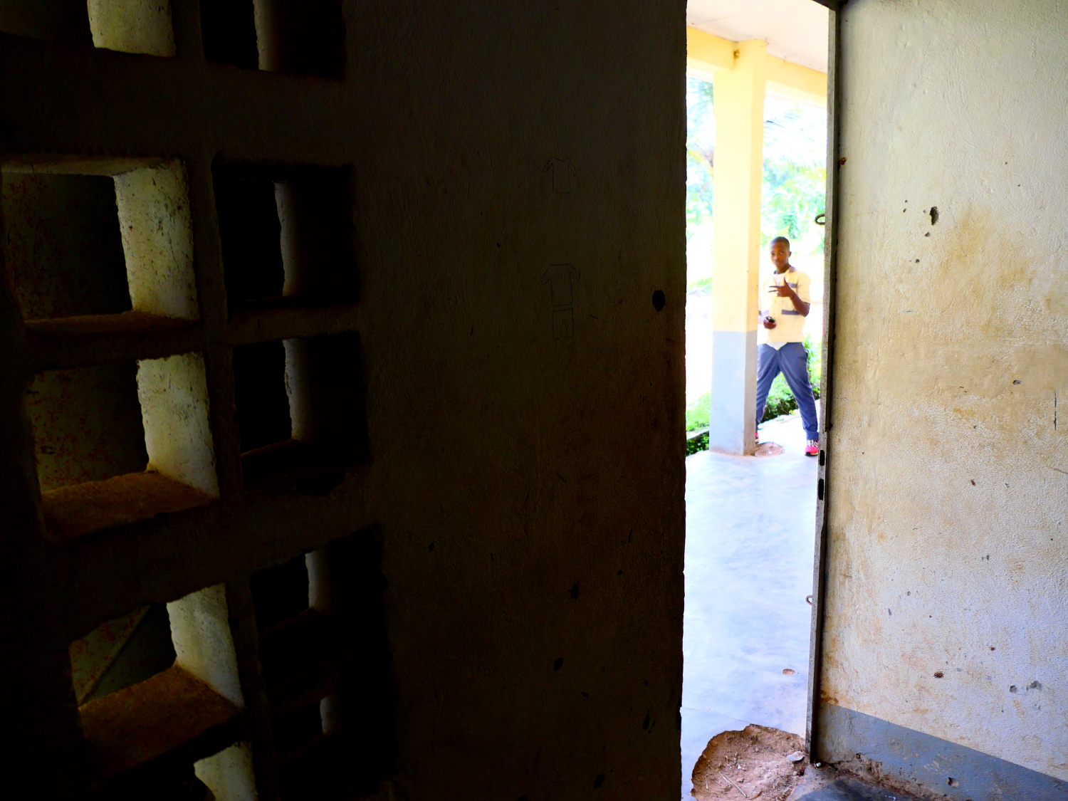 Un élève du collège d’Ebodjé entre deux cours © Globe Reporters