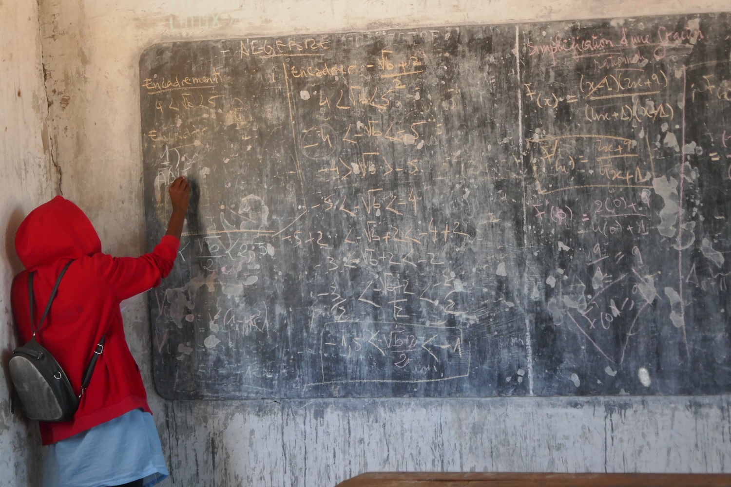 Une élève étudie au tableau © Globe Reporters