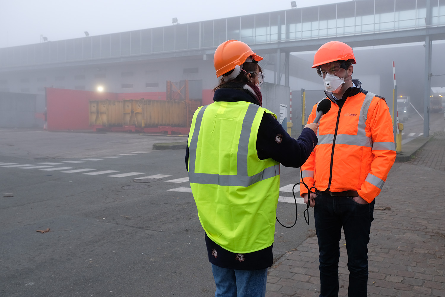 Avant de rentrer dans l’usine, Sidonie allume de nouveau le micro pour demander à Simon WEENS de se présenter et de présenter le site © Globe Reporters