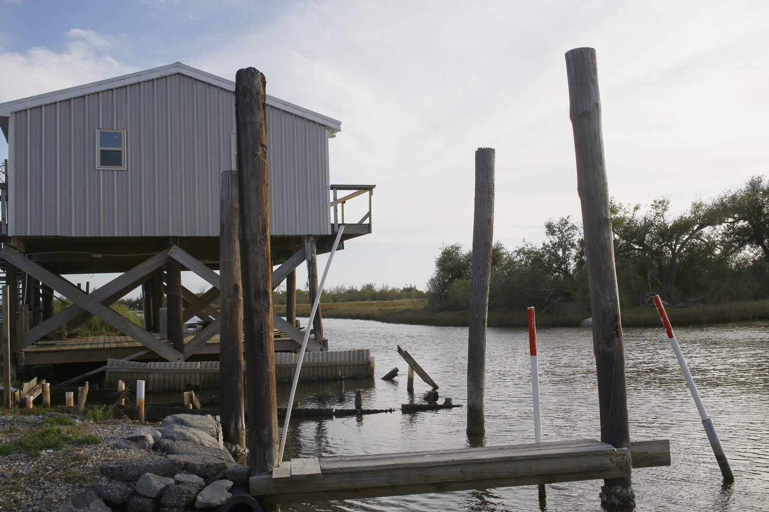 Une maison sur pilotis de l’Isle de Jean Charles © Globe Reporters