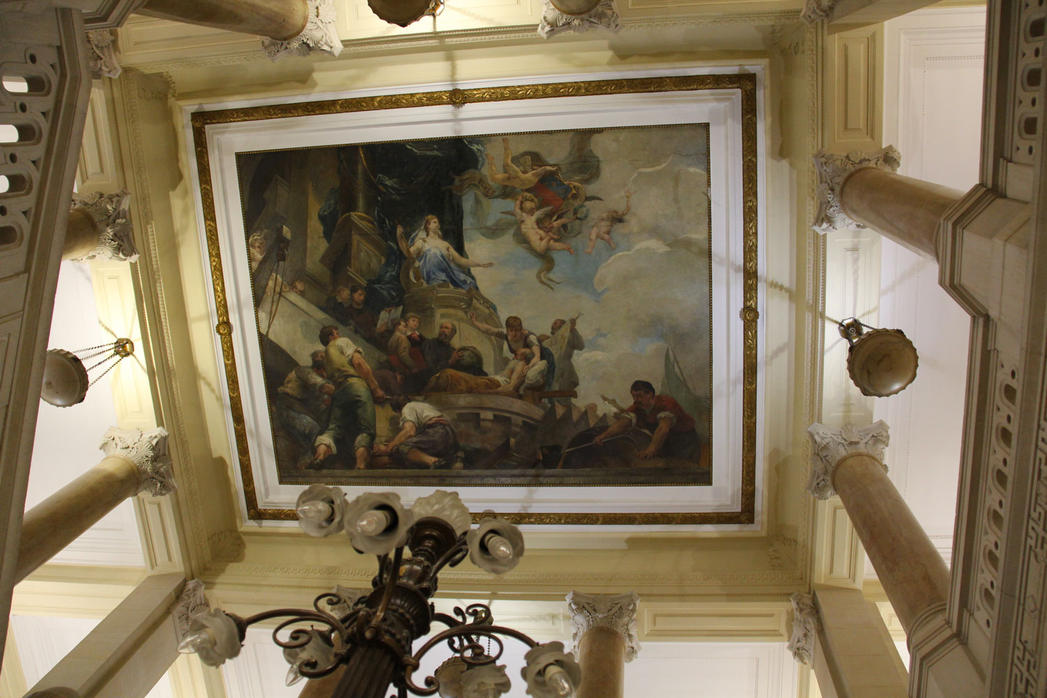 Au plafond une peinture d’Eugène THIRION qui représente les industries, l’instruction et l’assistance publique © Globe Reporters