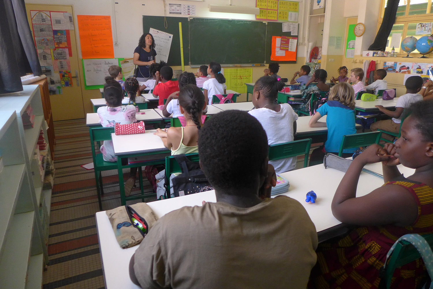 Dans a classe de CM1, l’envoyée spéciale des globe-reporters parle de son métier de journaliste et répond aux questions des élèves.