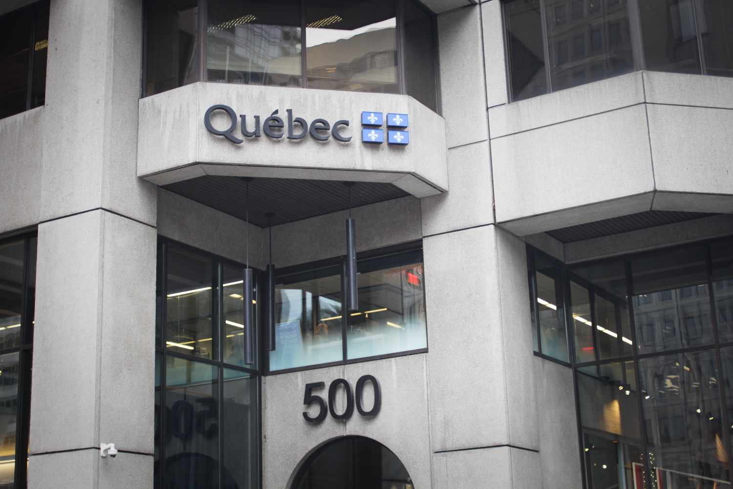 L’entrée du bâtiment où se trouve une partie du Ministère des Transports, 500 boulevard René Lévesque Ouest.