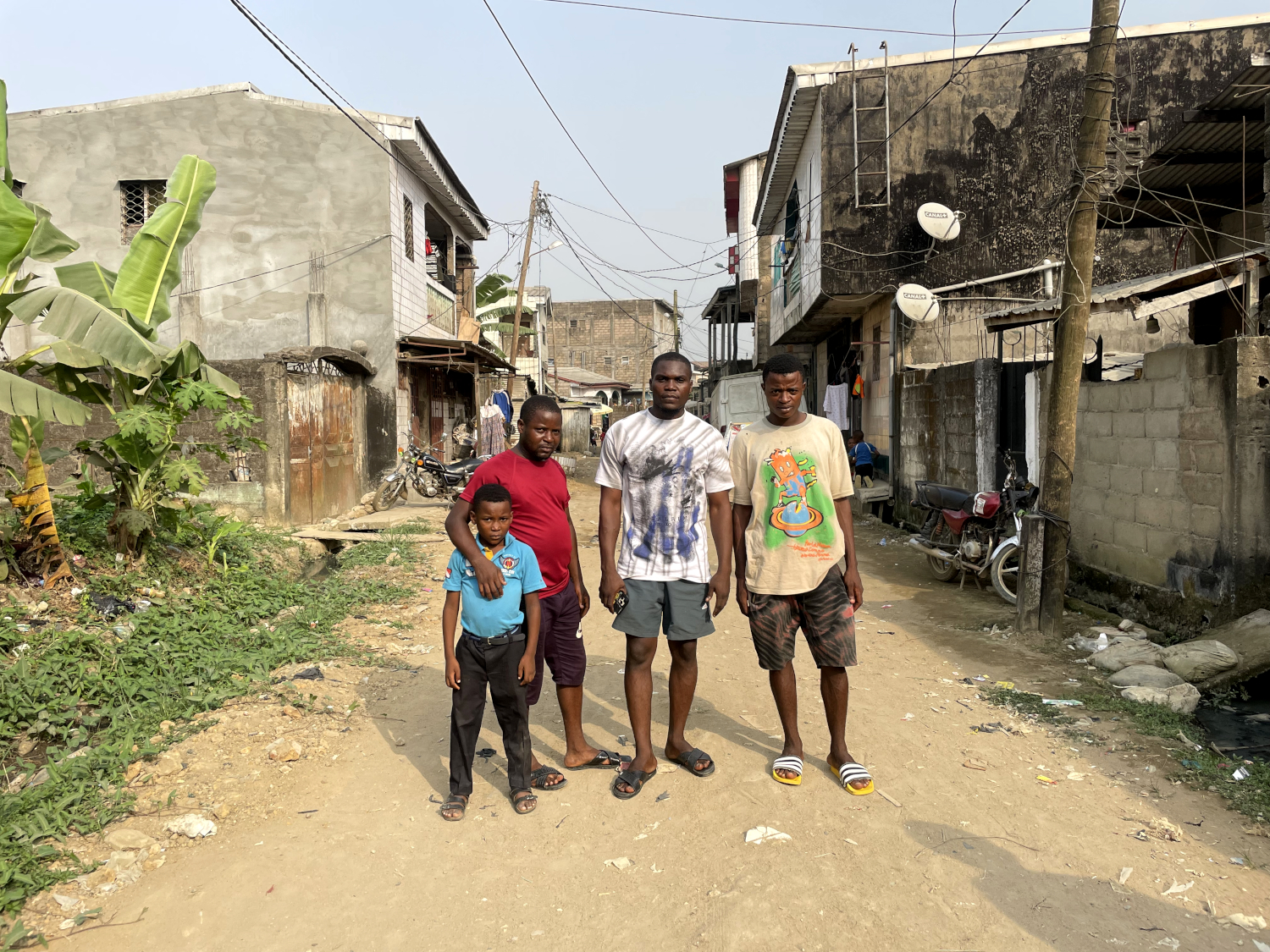 Milan (en rouge), son fils et ses cousins, les guides de Raphaël à Makepe-Missoke © Globe Reporters