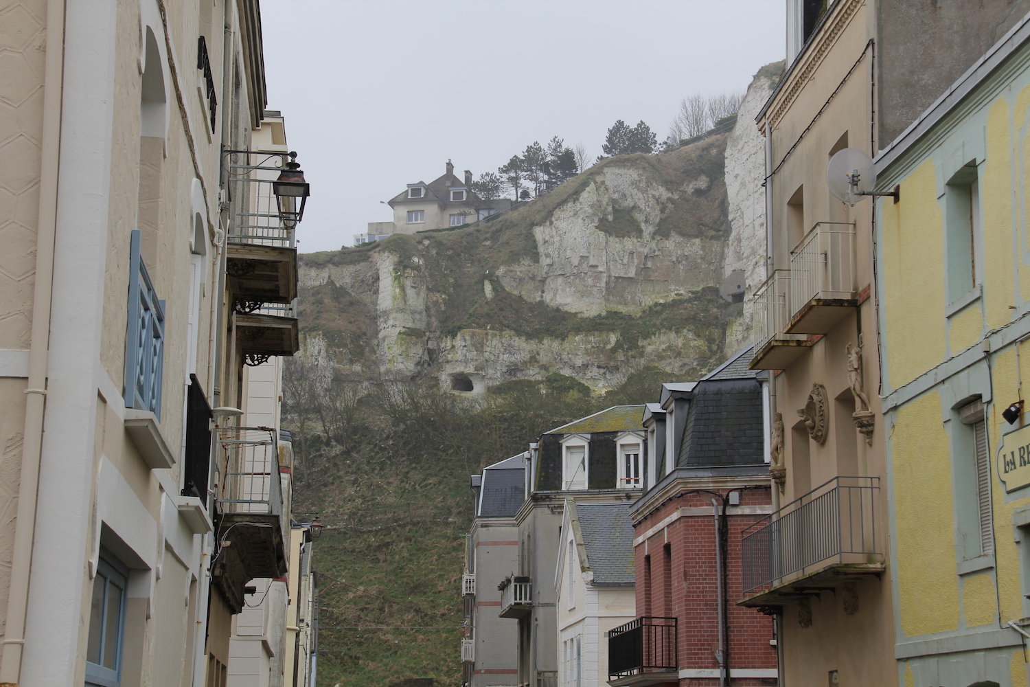 La maison est située sur une falaise morte, qui n’a pas les pieds dans l’eau, elle n’est pas érodée par la mer © Globe Reporters