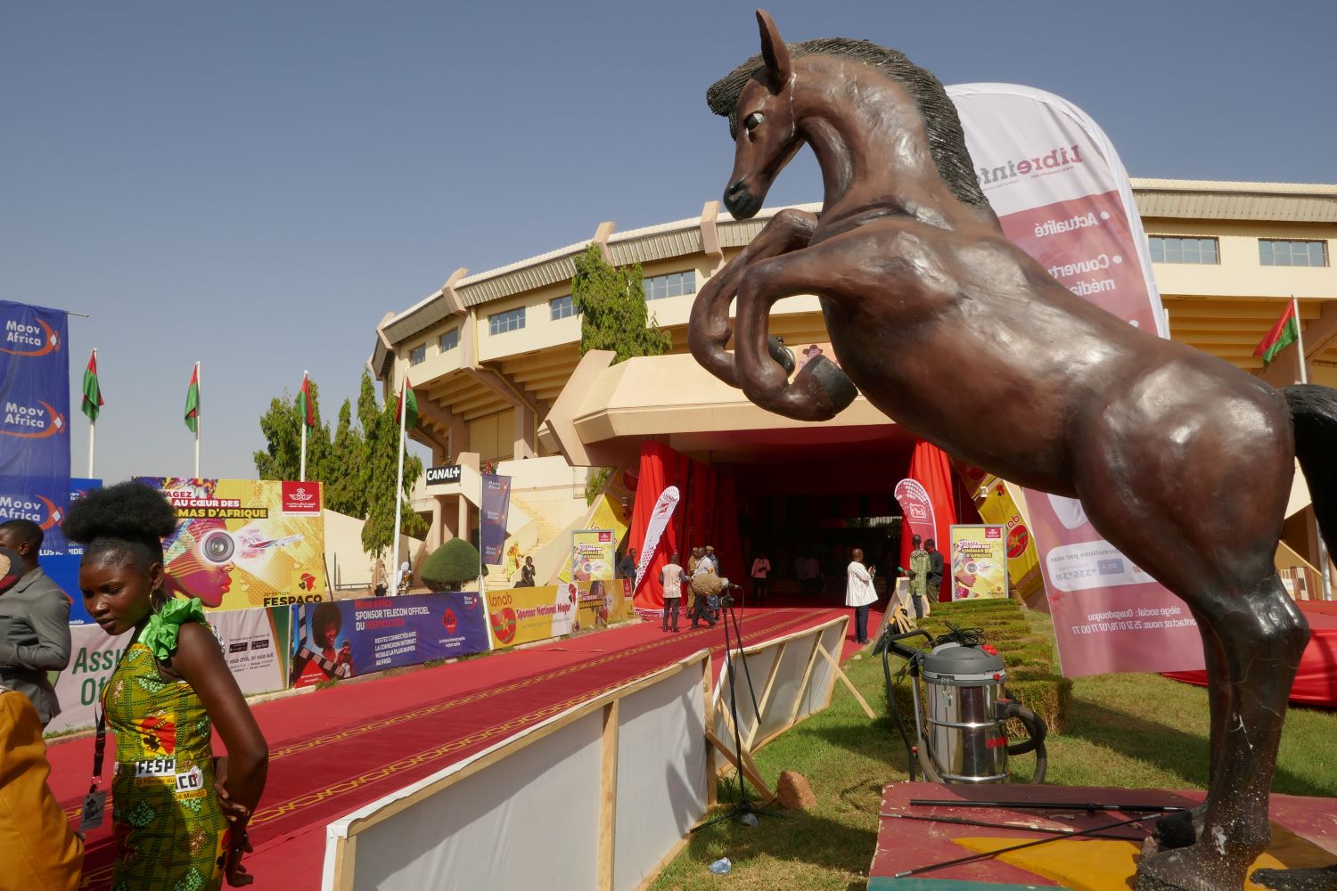 Entrée au palais des sports Ouaga 2000 où se tient la cérémonie de clôture du FESPACO © Globe Reporters