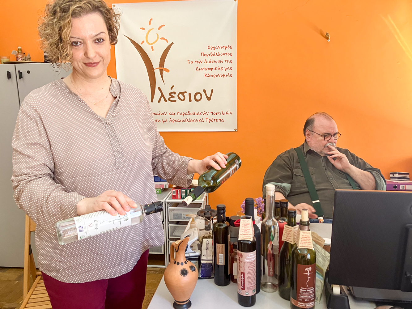 Emmi PANOUSSI mime le mélange de vin et « d’eau de raisin » pour alléger la boisson comme c’était de coutume dans l’Antiquité © Globe Reporters