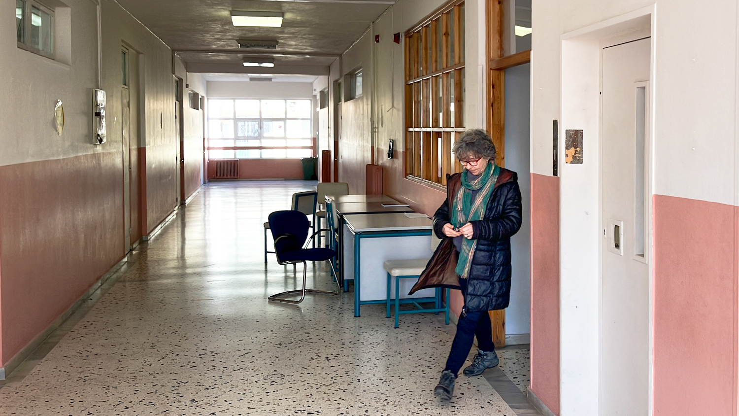 Poly, l’enseignante de Koropi, munie des clés de la salle informatique où va se dérouler l’interview © Globe Reporters