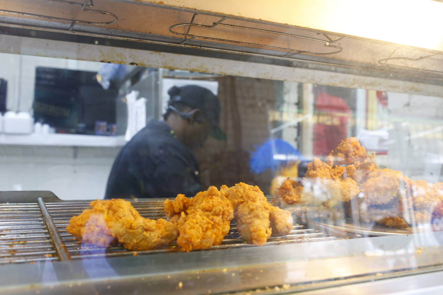 Kenny y prépare des plats louisianais, comme le poulet frit © Globe Reporters