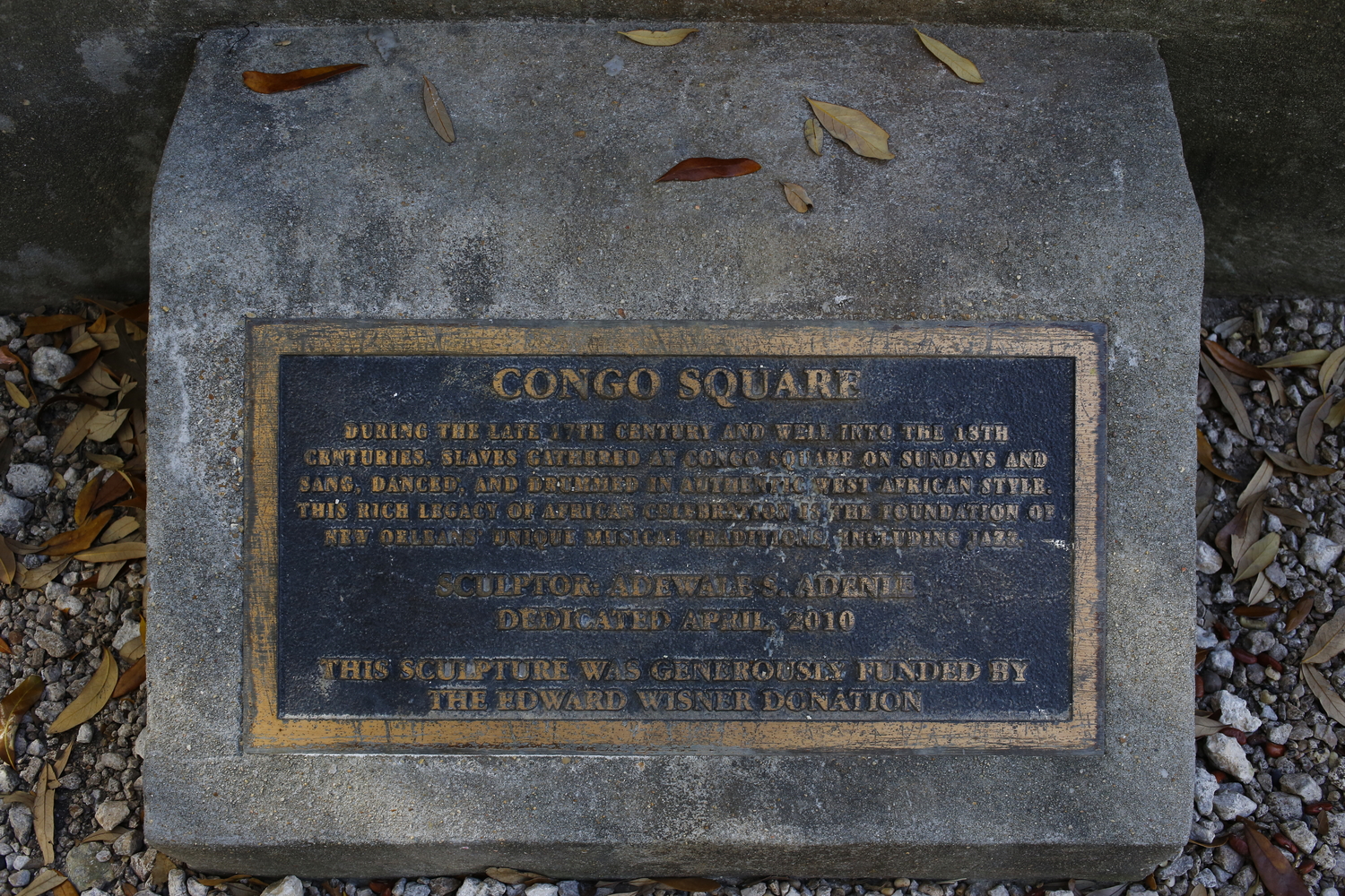 L’écriteau sous la sculpture à Congo square © Globe Reporters