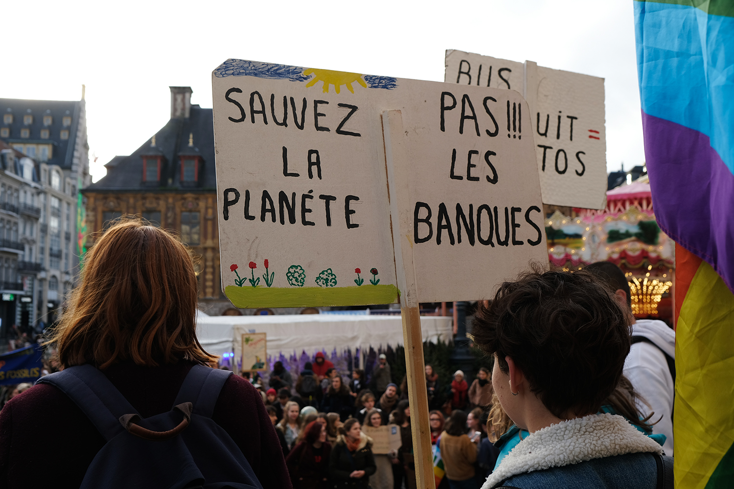 « L’industrie textile est la deuxième la plus polluante au monde », rappelle une jeune fille au micro, mais le changement est possible, nous pouvons nous habiller sans compromettre la vie de nos frères à l’autre bout du monde » © Globe Reporters