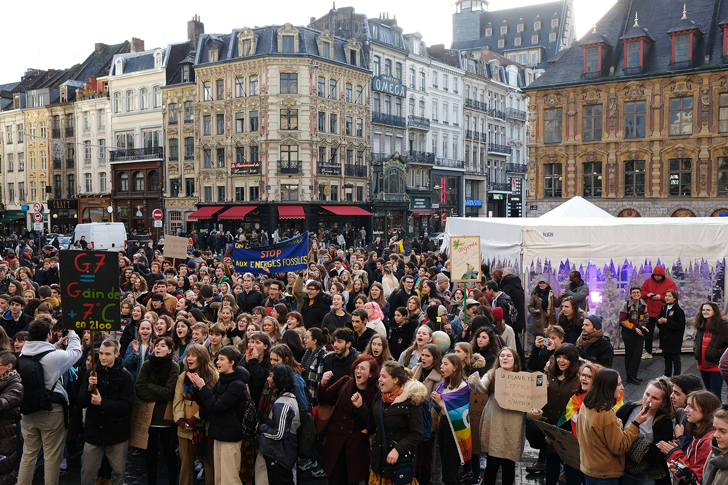 Avant de commencer à marcher, la foule chantonne des slogans :  « Et 1, et 2, et 3 degrés, c’est un crime contre l’humanité ».