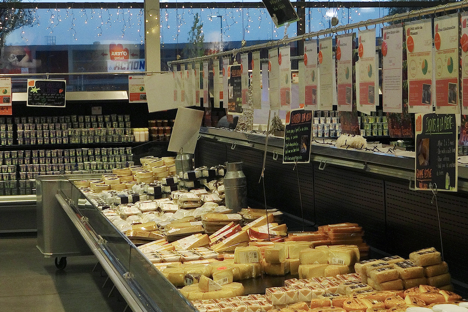 Le rayon des produits laitiers est bien achalandé. Si les produits sont locaux, en revanche, les emballages sont en plastique. À quand des pots en verre pour les yaourts ? © Igor FRONTY