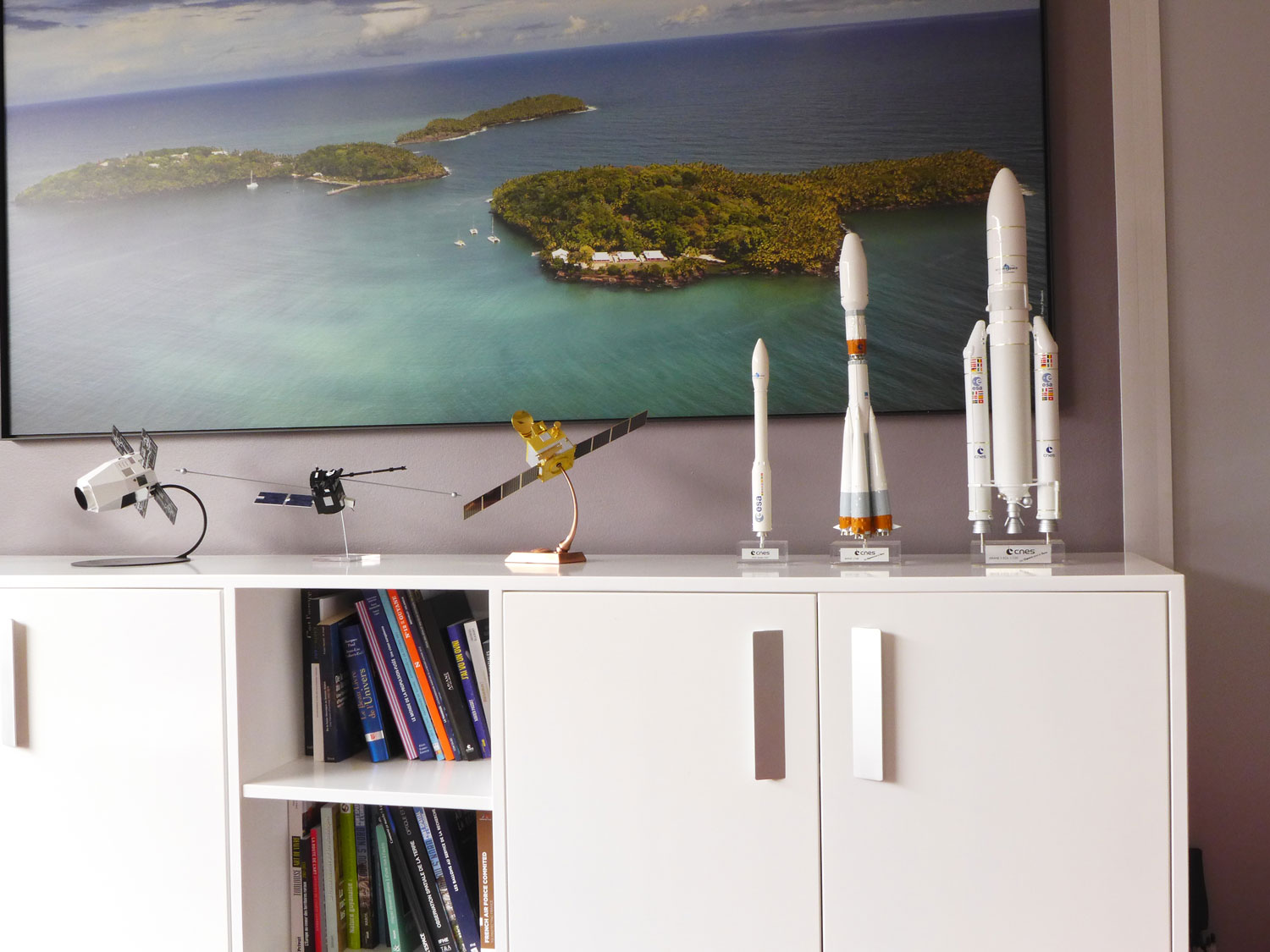 Éléments qui racontent l’histoire du CNES dans le bureau de Mme CLAIR.