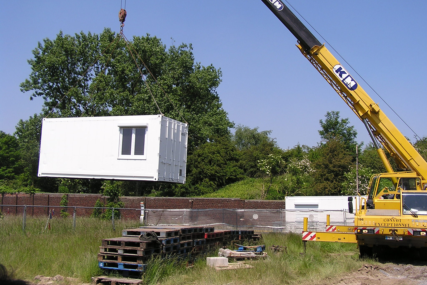 En 2000, Patrick PARTOUCHE construit la maison dans laquelle il nous accueille pour l’interview. L’arrivée sur le terrain du premier containeur. ©Patrick PARTOUCHE