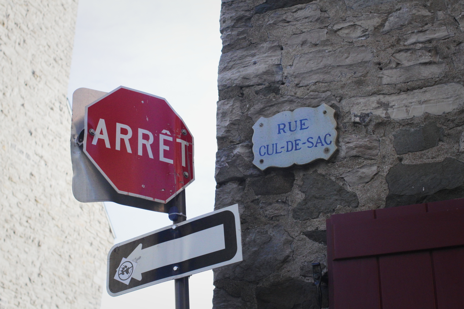 Un panneau dans le Vieux Québec qui nous rappelle que nous sommes au Québec.