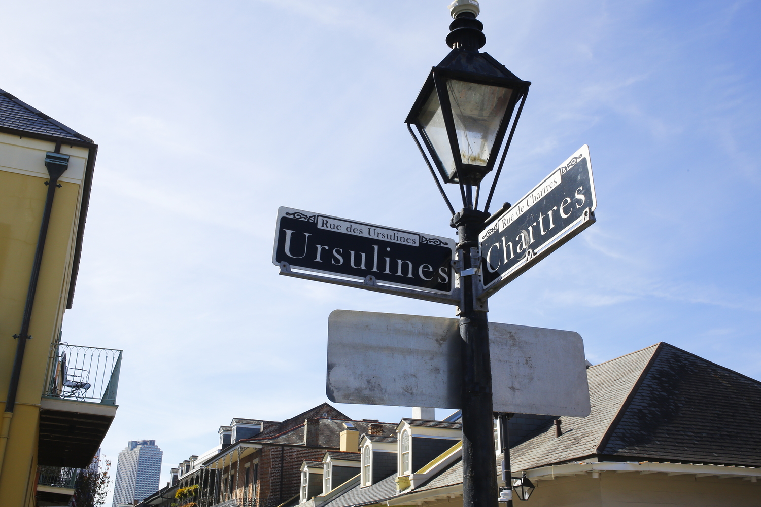 Des panneaux en français dans le Vieux Carré © Globe Reporters