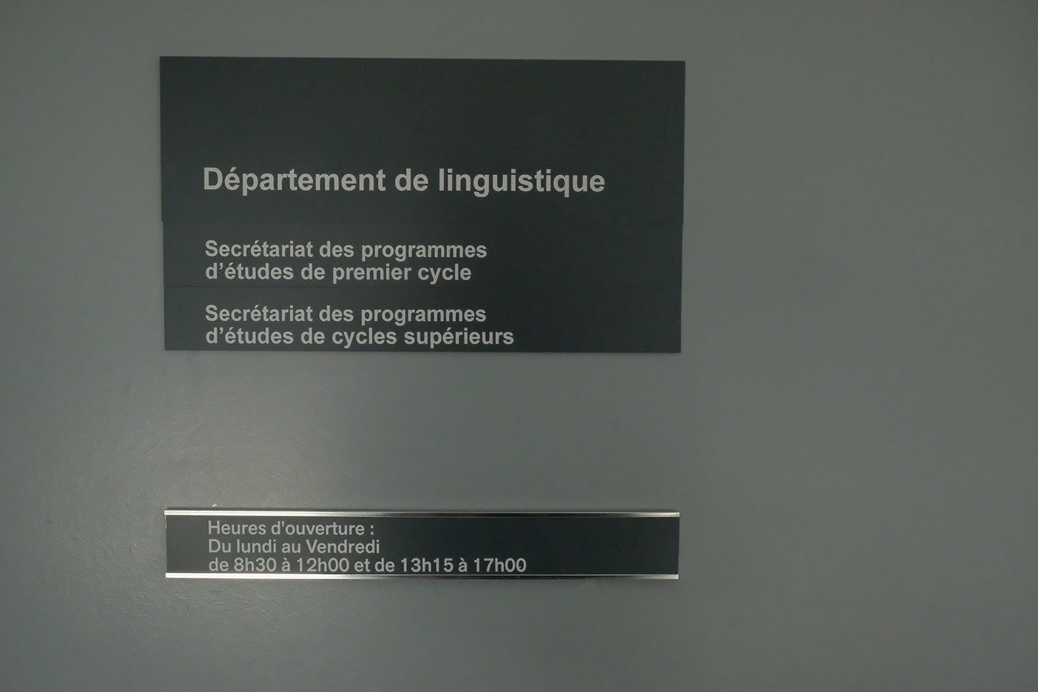 Le panonceau devant la porte du bureau de Reine PINSONNEAULT. C’est grâce à ce dernier que la journaliste a trouvé le bureau de son interlocutrice © Globe Reporters