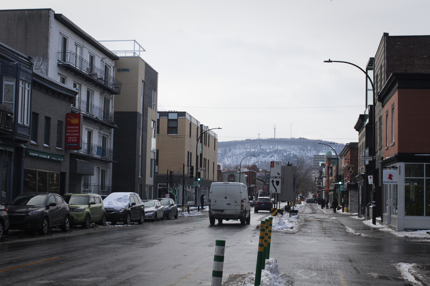 La rue Rachel. Au fond, le Mont-Royal.