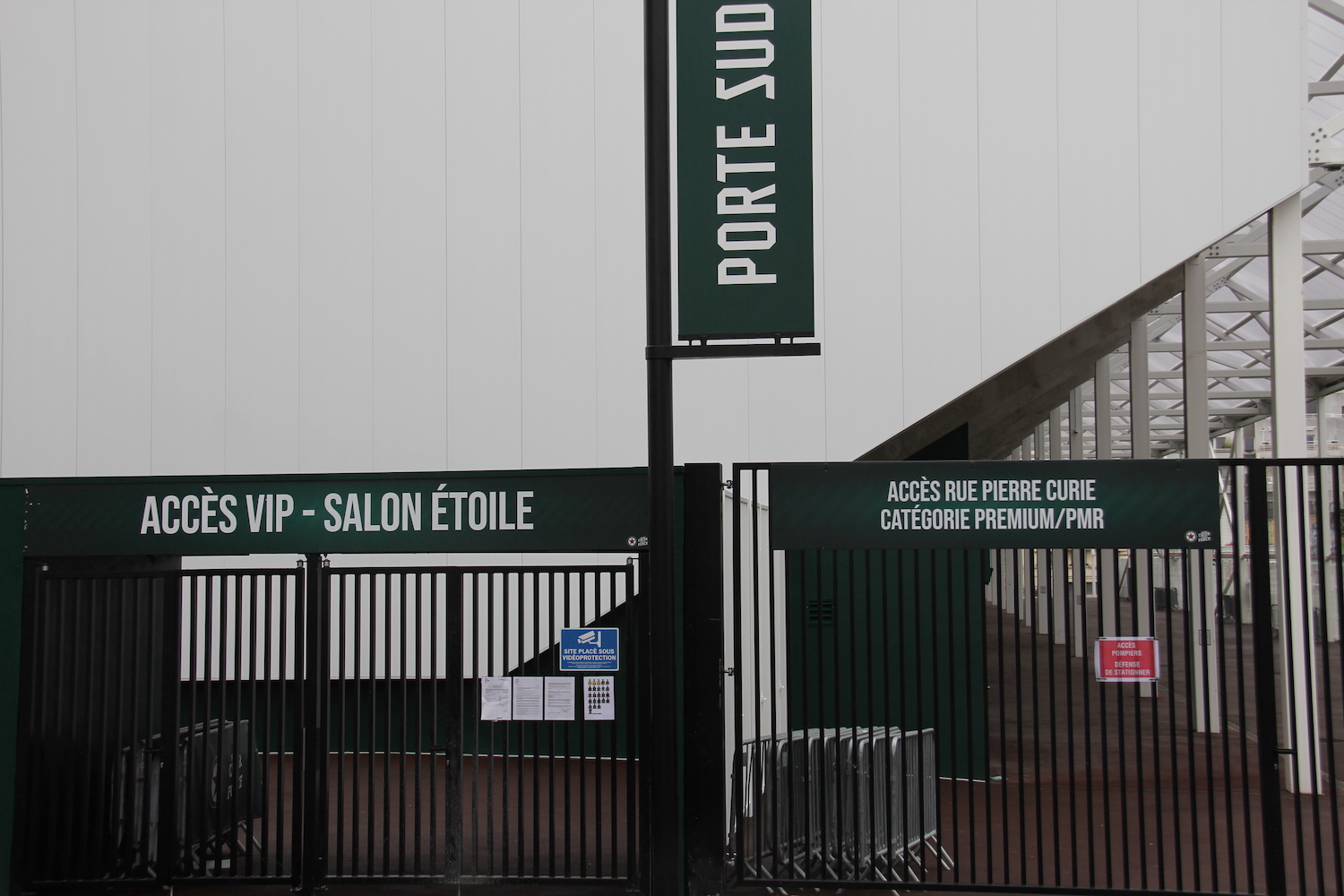 L’entrée du stade Bauer, le stade du Red Star © Globe Reporters