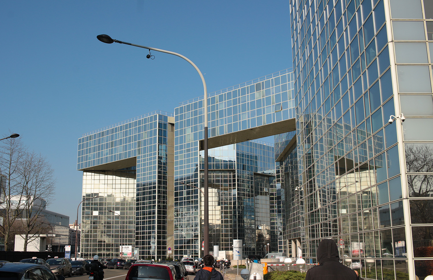 La Préfecture de région Île-de-France et Préfecture de Paris se trouve dans un ensemble assez impressionnant de bâtiments où sont domiciliés plusieurs grands organismes, comme le Commissariat à l’énergie atomique et aux énergies alternatives © Globe Reporters