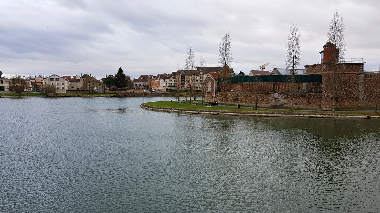 Il s’arrête finalement rive droite, juste en face de la prison de Melun, juste devant la Seine © Globe Reporters