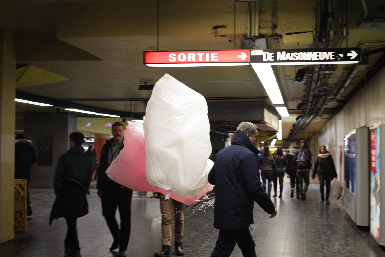 Dans la station du métro McGill.