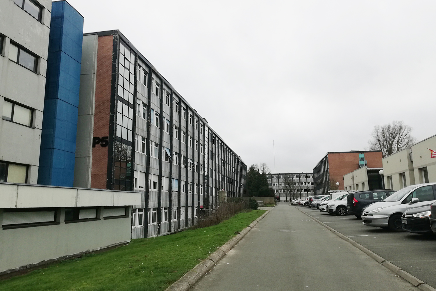 Le bâtiment P5 abrite les bureaux des chercheurs du Laboratoire d’Optique Atmosphérique, le laboratoire où Suzanne CRUMEYROLLE travaille.  